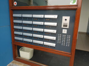 10.Intercom met postkast en bellenbord